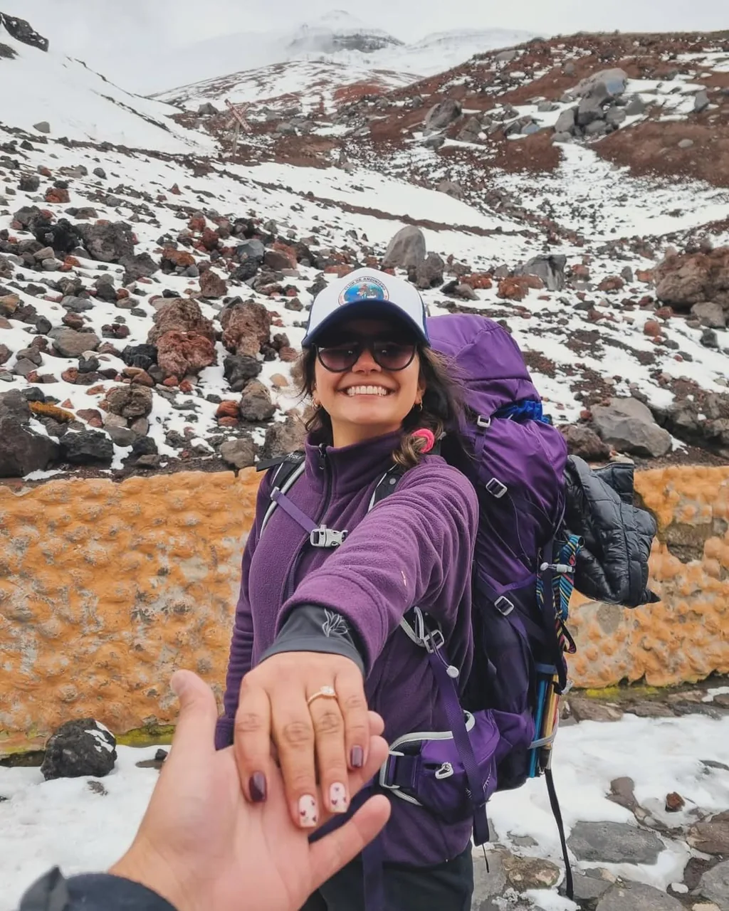 Majo mostrando su anillo de compromiso en el Cotopaxi